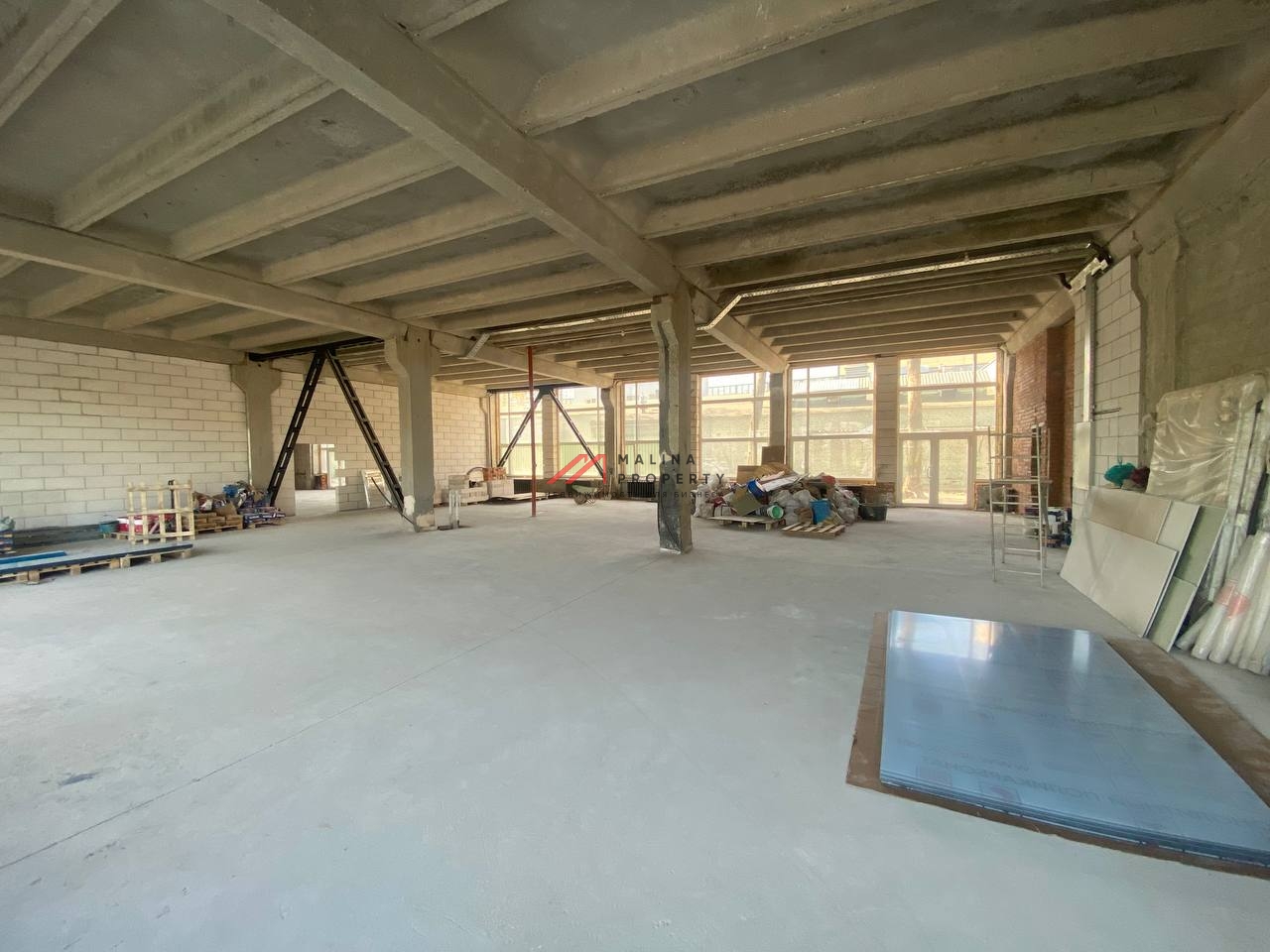 Продажа торгового помещения в административном здании