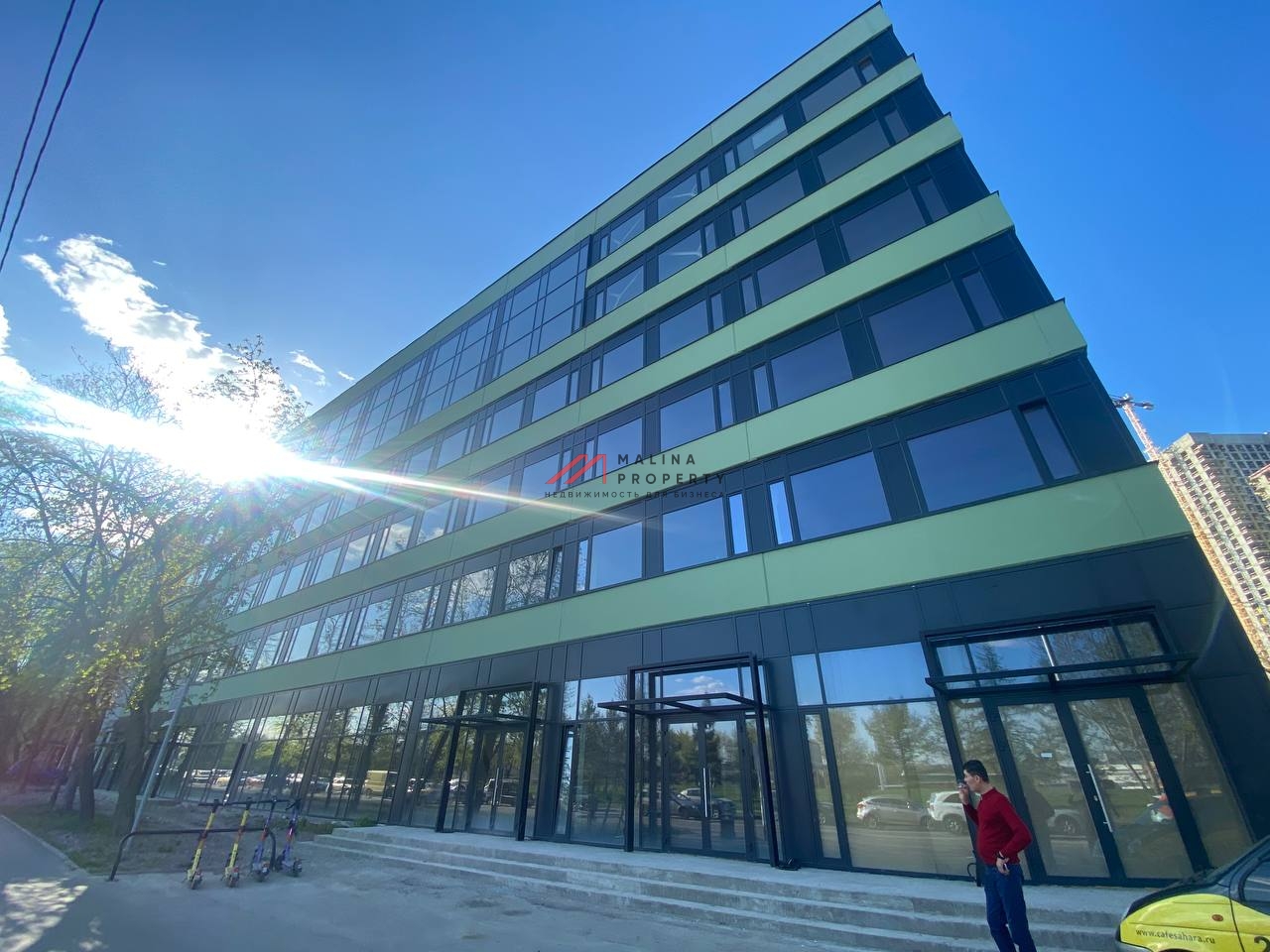 Продажа торгового помещения в административном здании