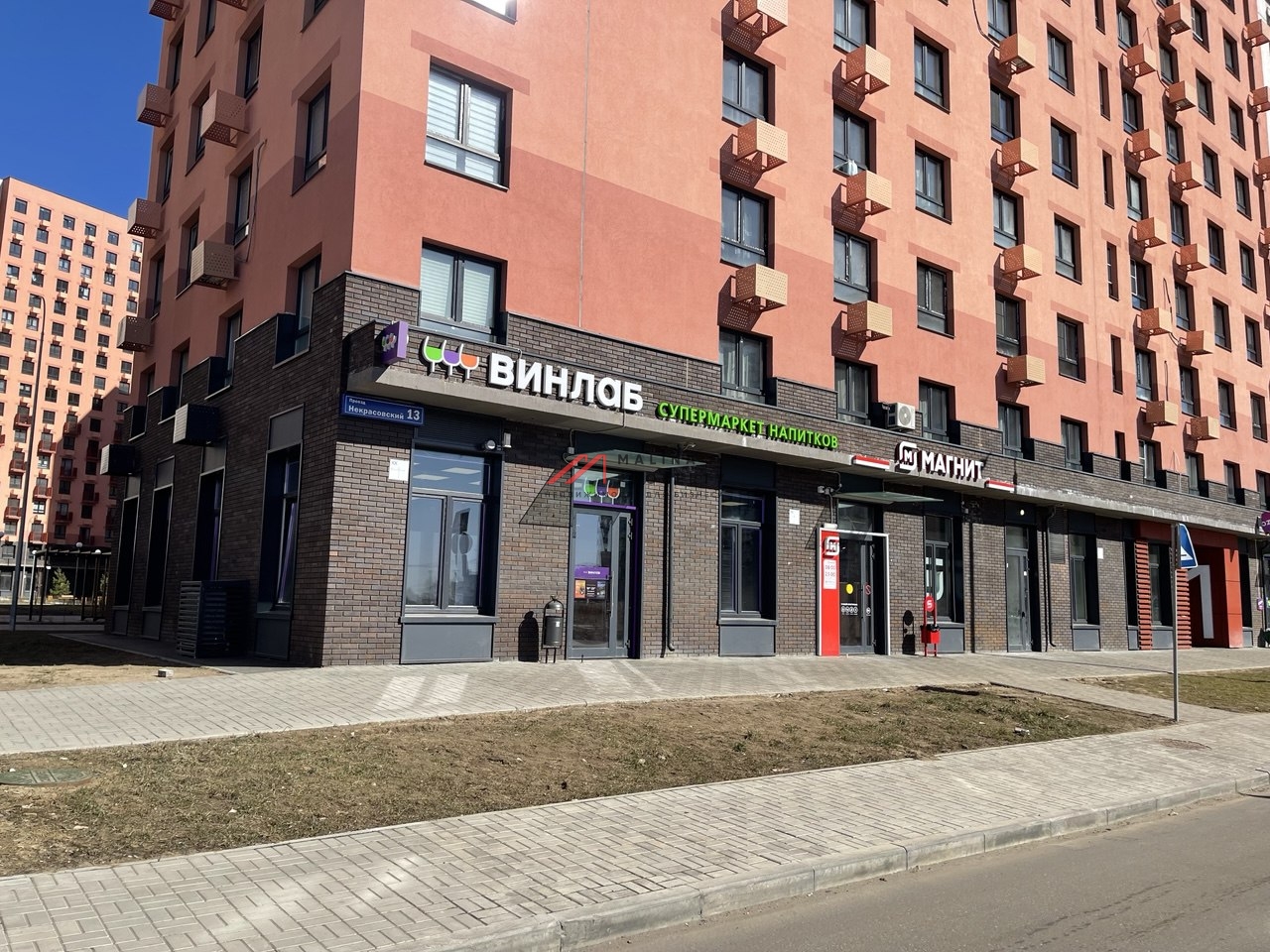 Продажа торгового помещения с арендатором "Винлаб" 