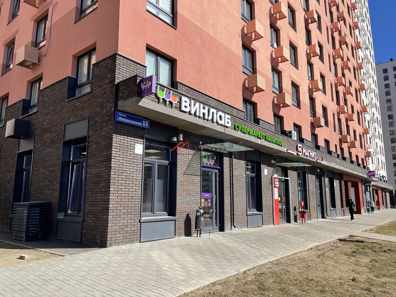 Продажа торгового помещения с арендатором "Винлаб" 