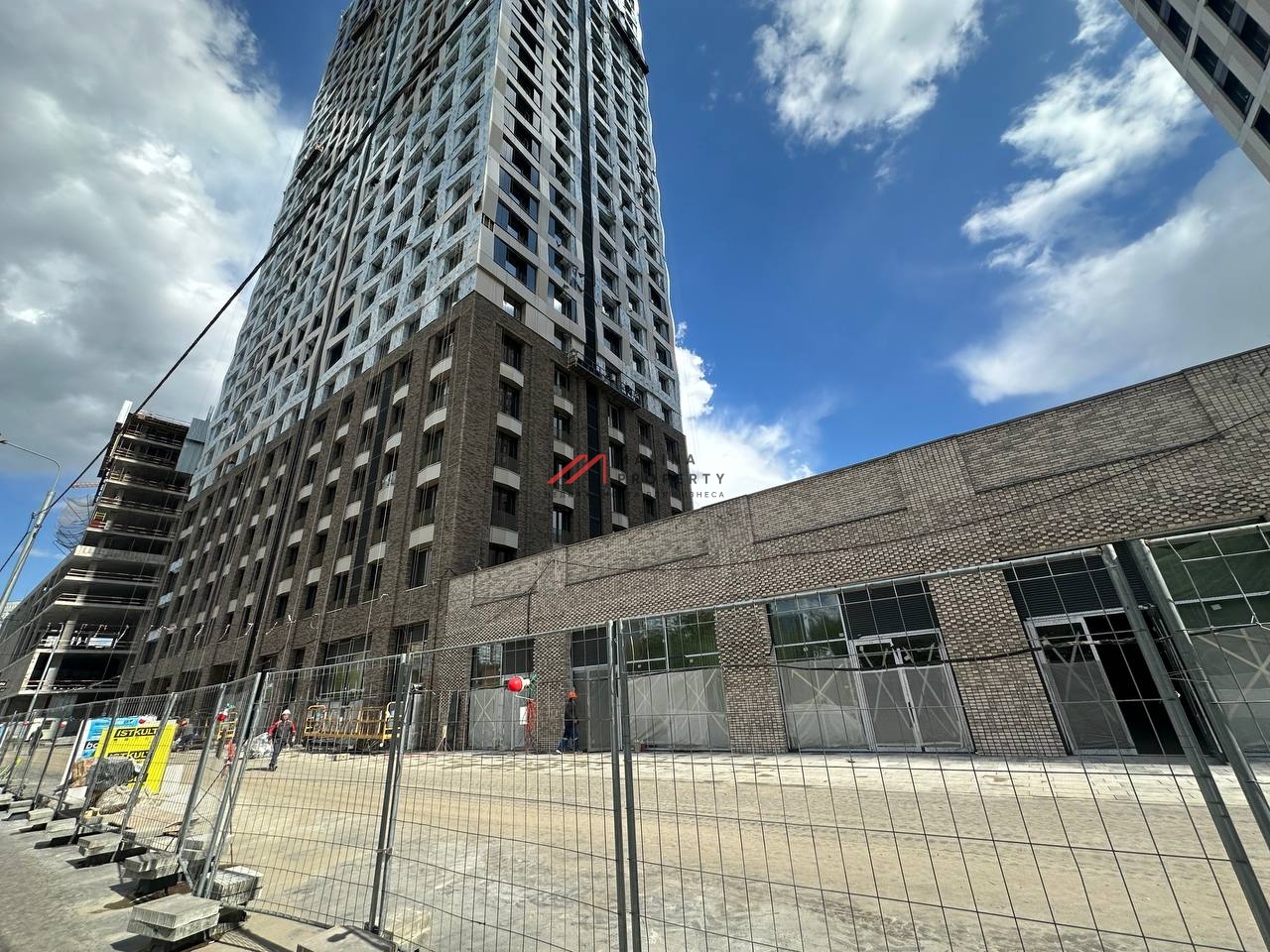 Продажа торгового помещения в ЖК "EVER-2". 1-я линия