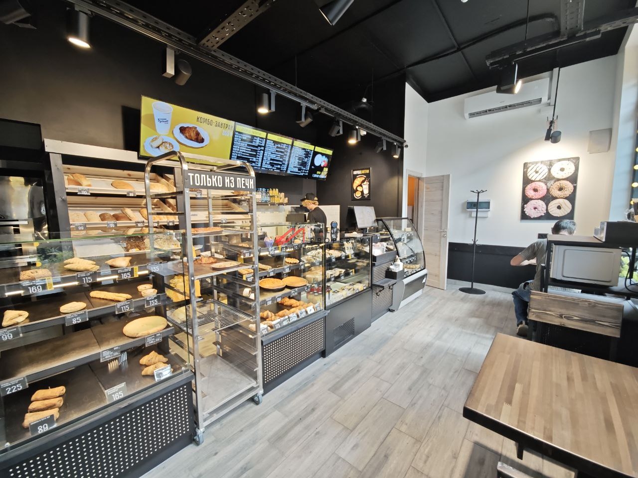 Продажа торгового помещения с пекарней Буханка и Озоном