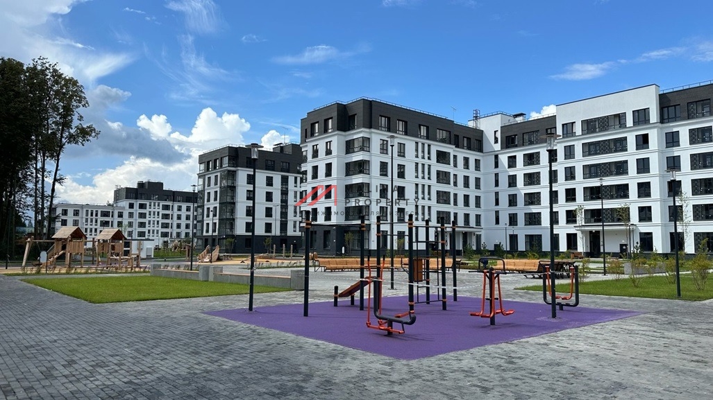 Продажа торгового помещения в жилом комплексе 8 Клёнов