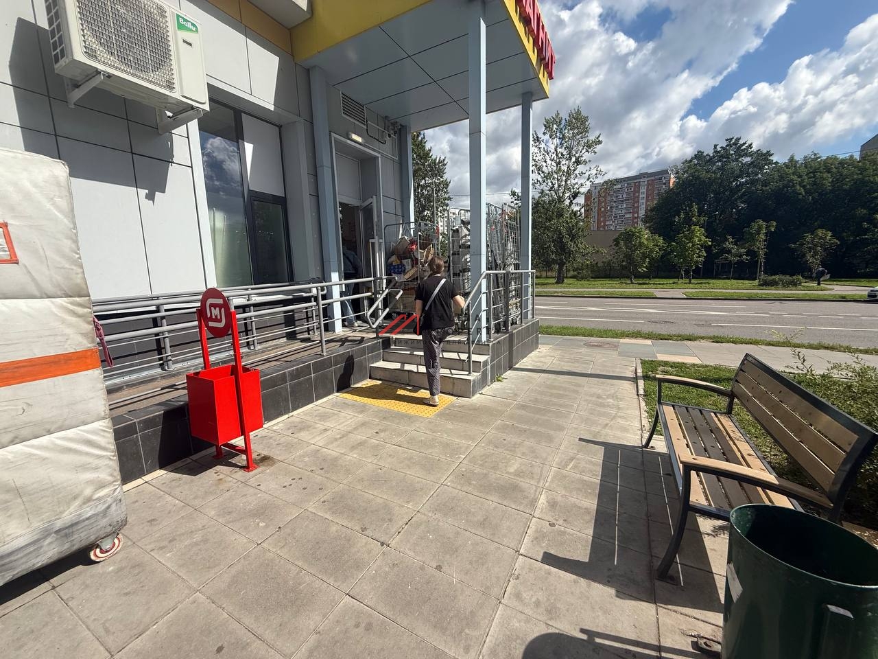 Продажа помещения c Магнитом и Горздравом