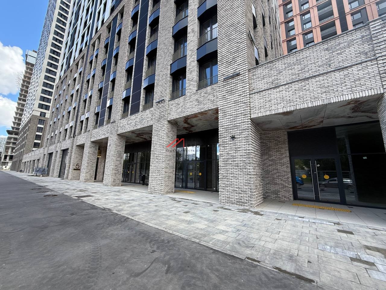 Продажа торгового помещения в ЖК "EVER". 1-я линия