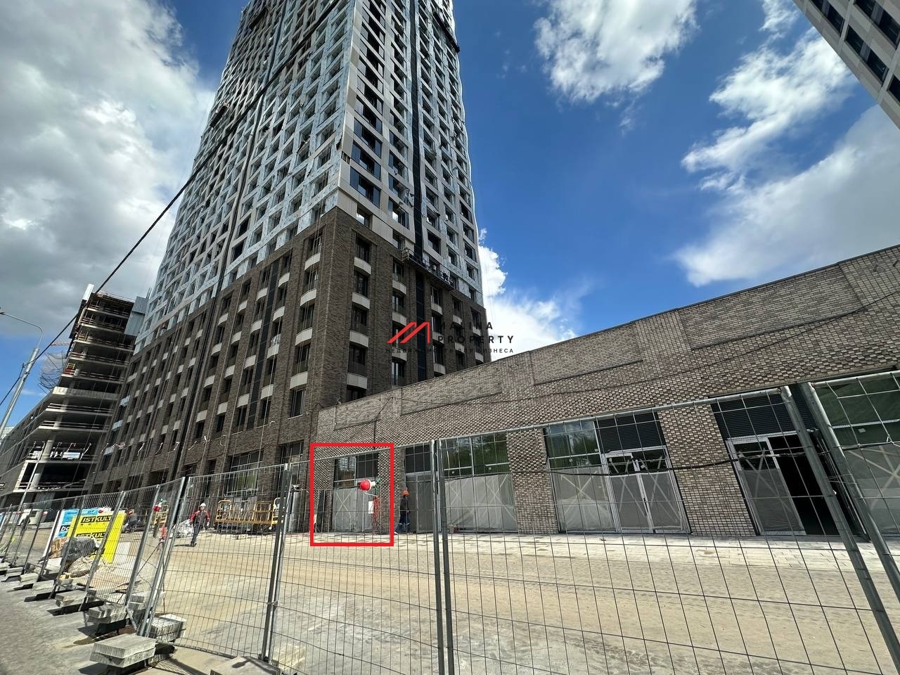 Аренда торгового помещения в ЖК "EVER-2" на 1-й линии