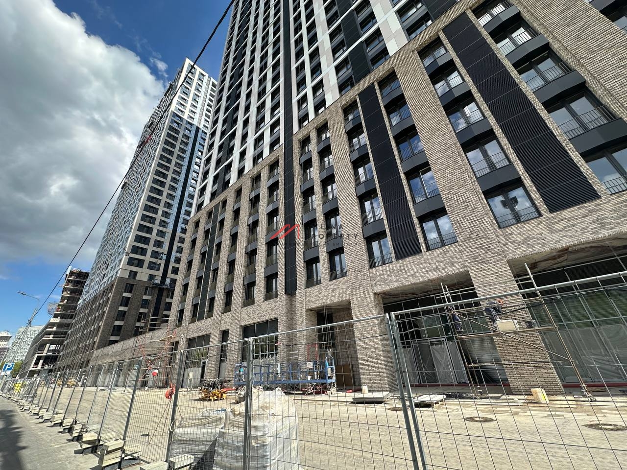 Аренда торгового помещения в ЖК "EVER-2" на 1-й линии