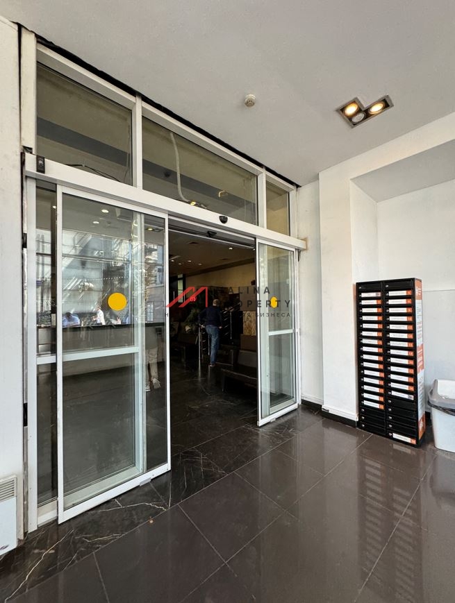 Продажа помещения с арендаторами в бизнec-центре "Виктopия плазa"