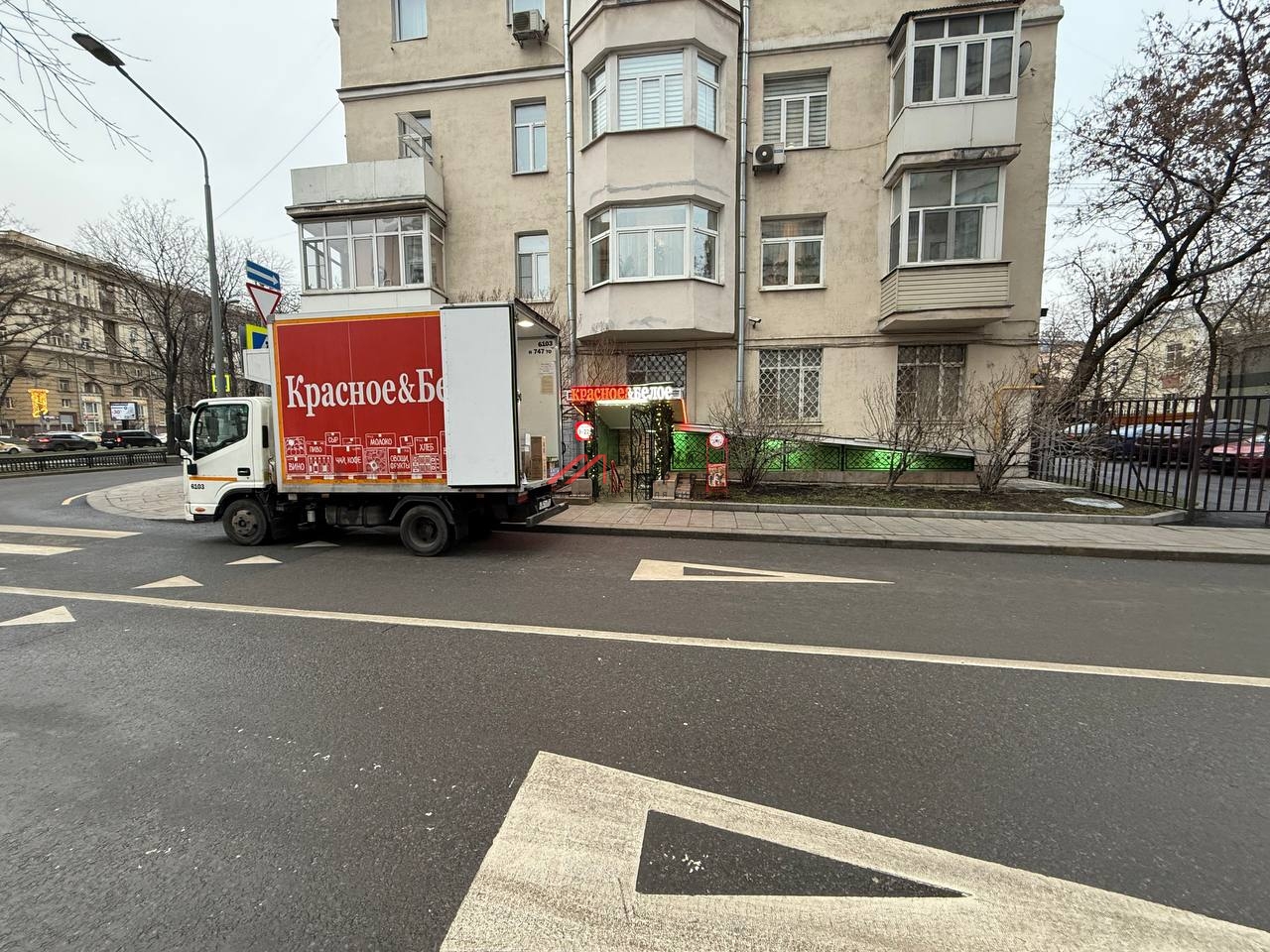 Продажа помещения с магазином "Красное и Белое" на Новом Арбате