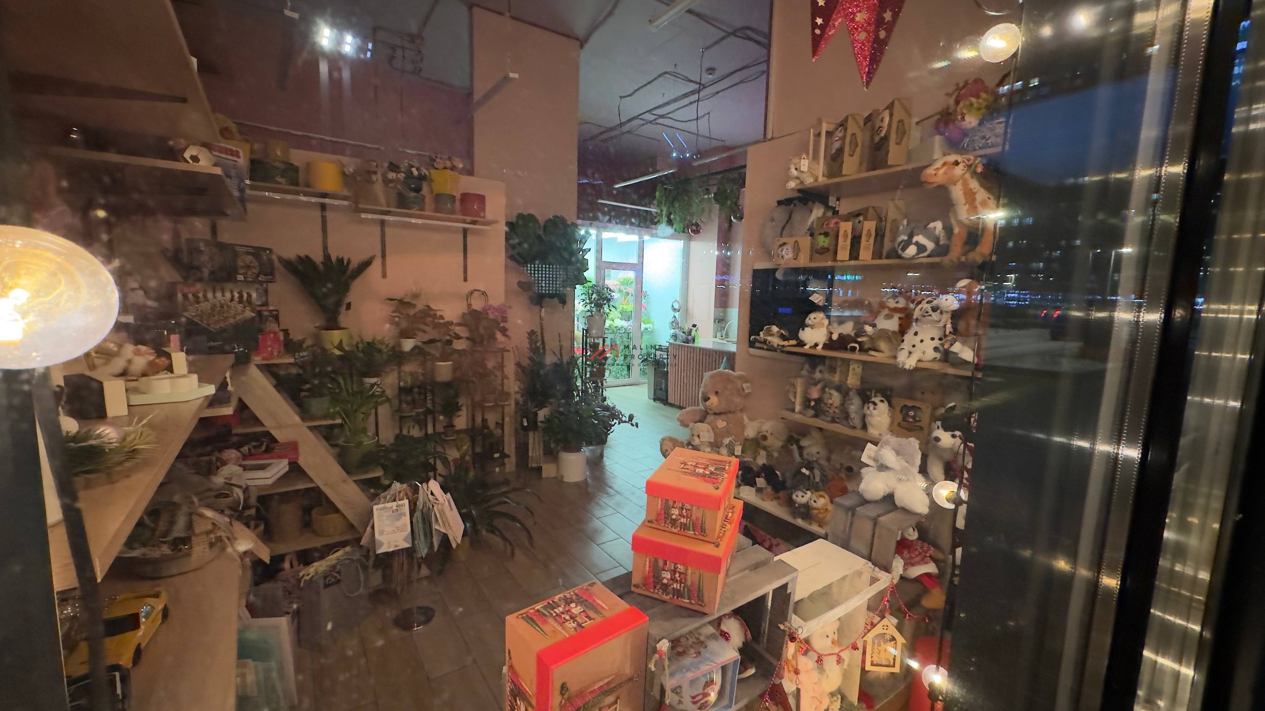 Продажа помещения с арендатором Цветы