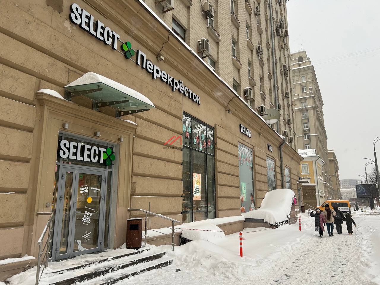 Продажа помещения с арендатором Перекрёсток 