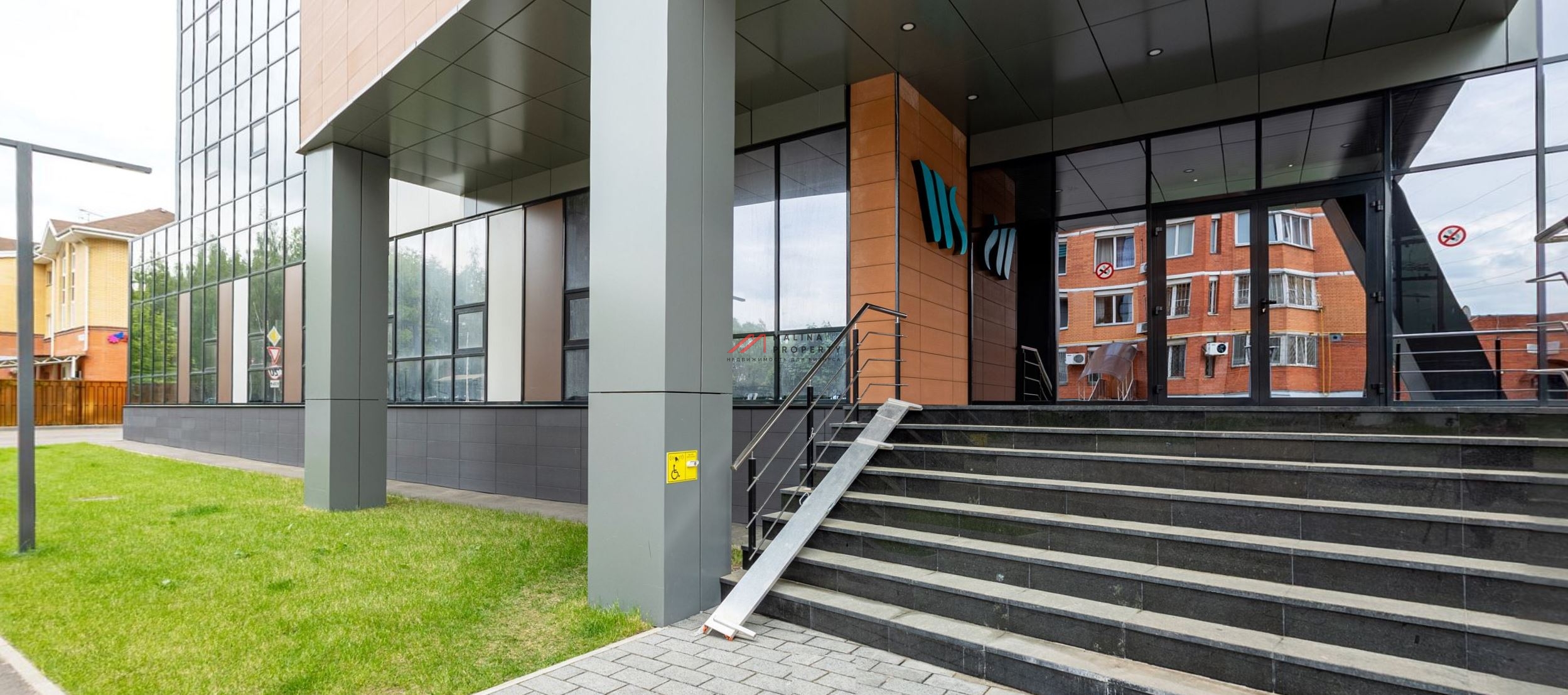 Продажа торгового помещения с арендаторами в БЦ "WeStar"