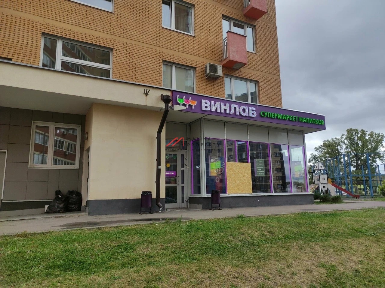 Продажа торгового помещения с арендатором Винлаб 