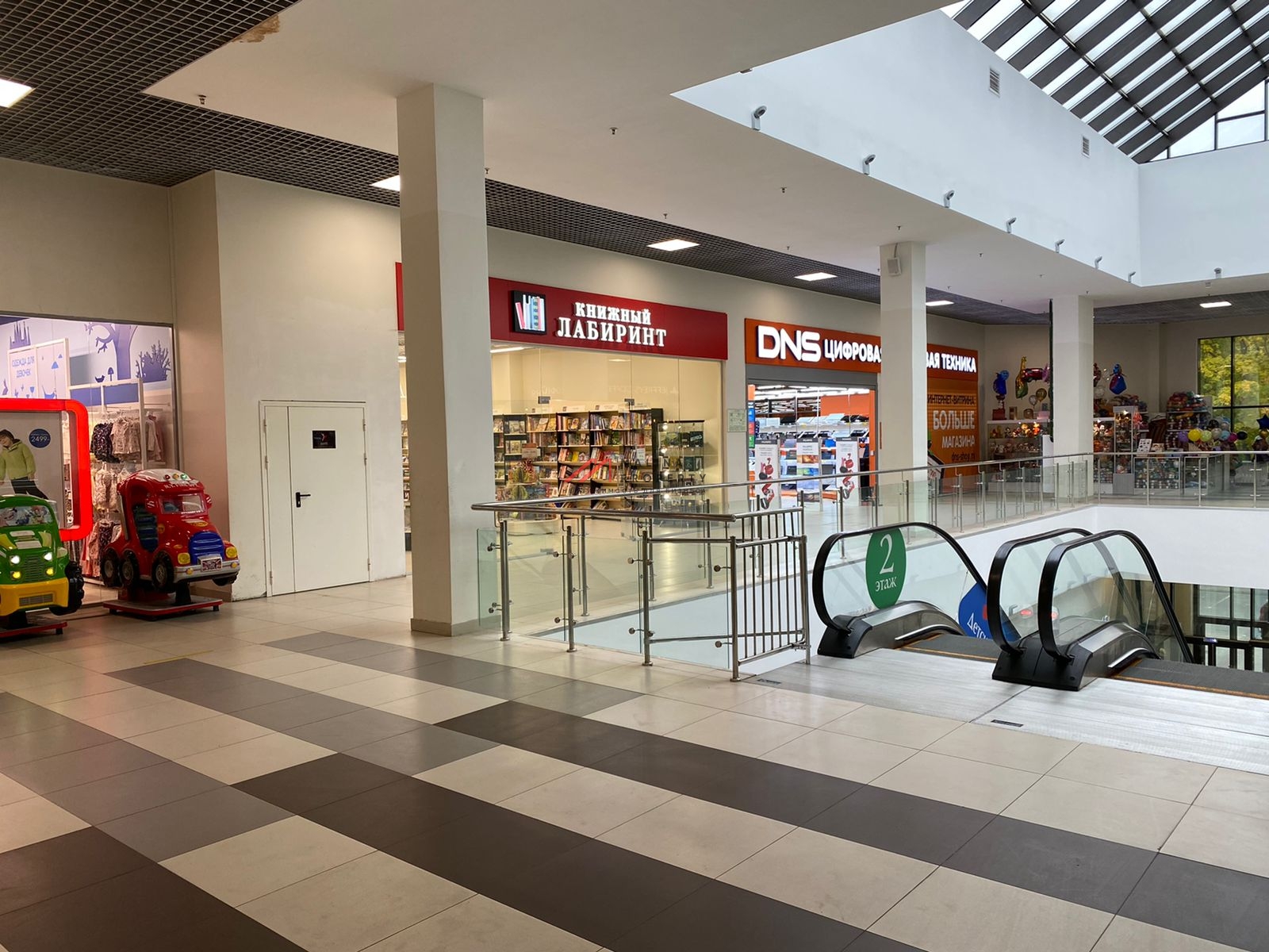 Продажа двух торгово-офисных центров в поселке "Малаховское озеро" 