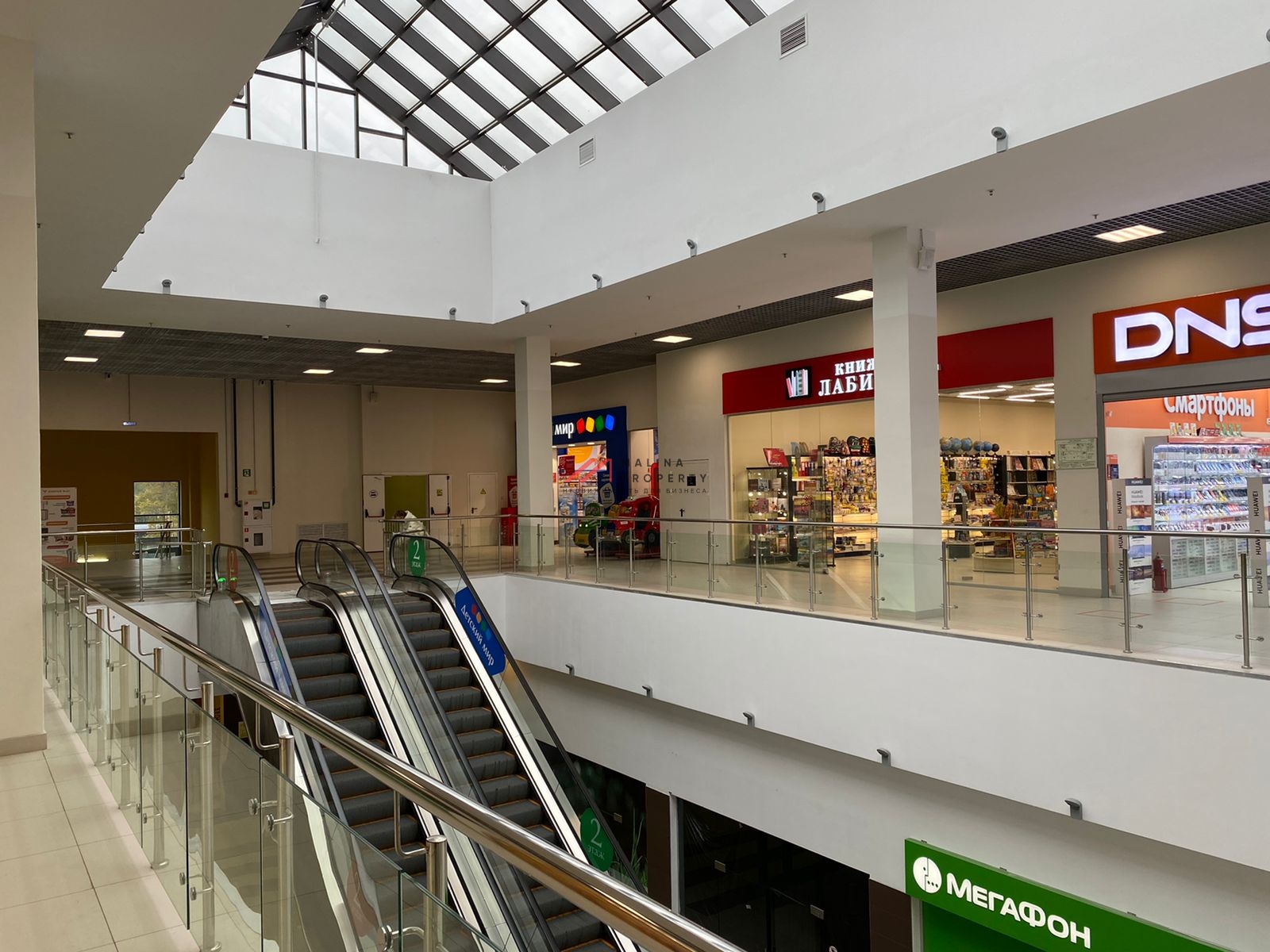 Продажа двух торгово-офисных центров в поселке "Малаховское озеро" 