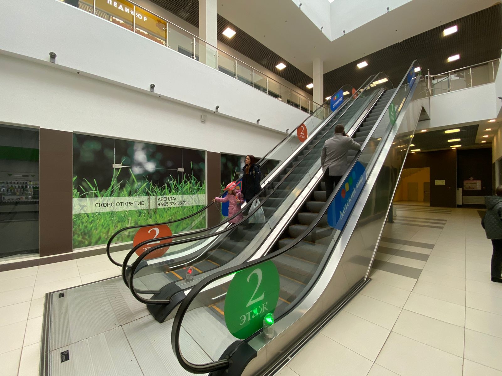 Продажа двух торгово-офисных центров в поселке "Малаховское озеро" 