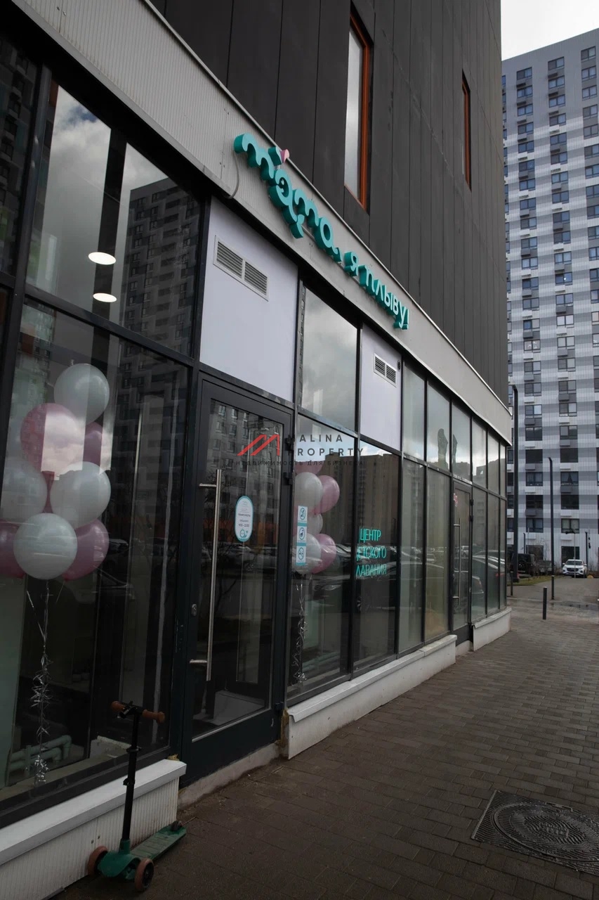 Продажа помещения с арендатором Мама я плыву 