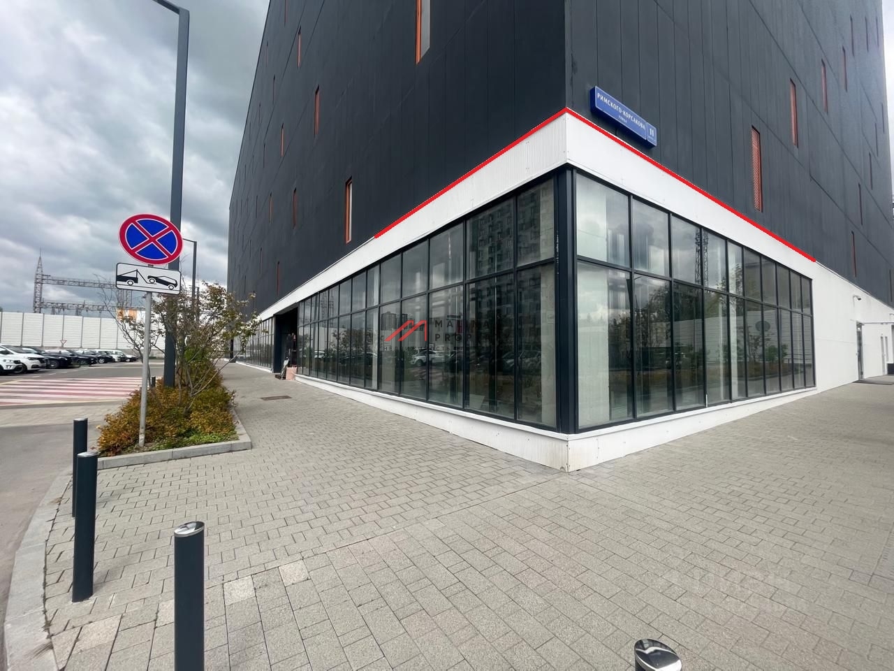 Аренда торгового помещения в здании паркинга 