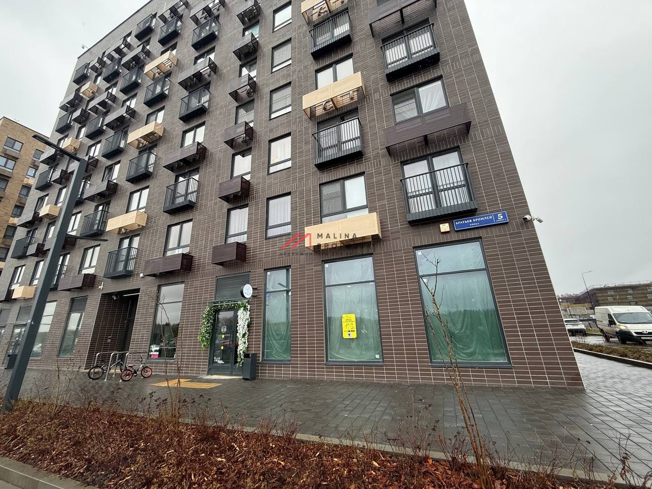 Продажа помещение с арендаторами в ЖК "Середневский Лес" 