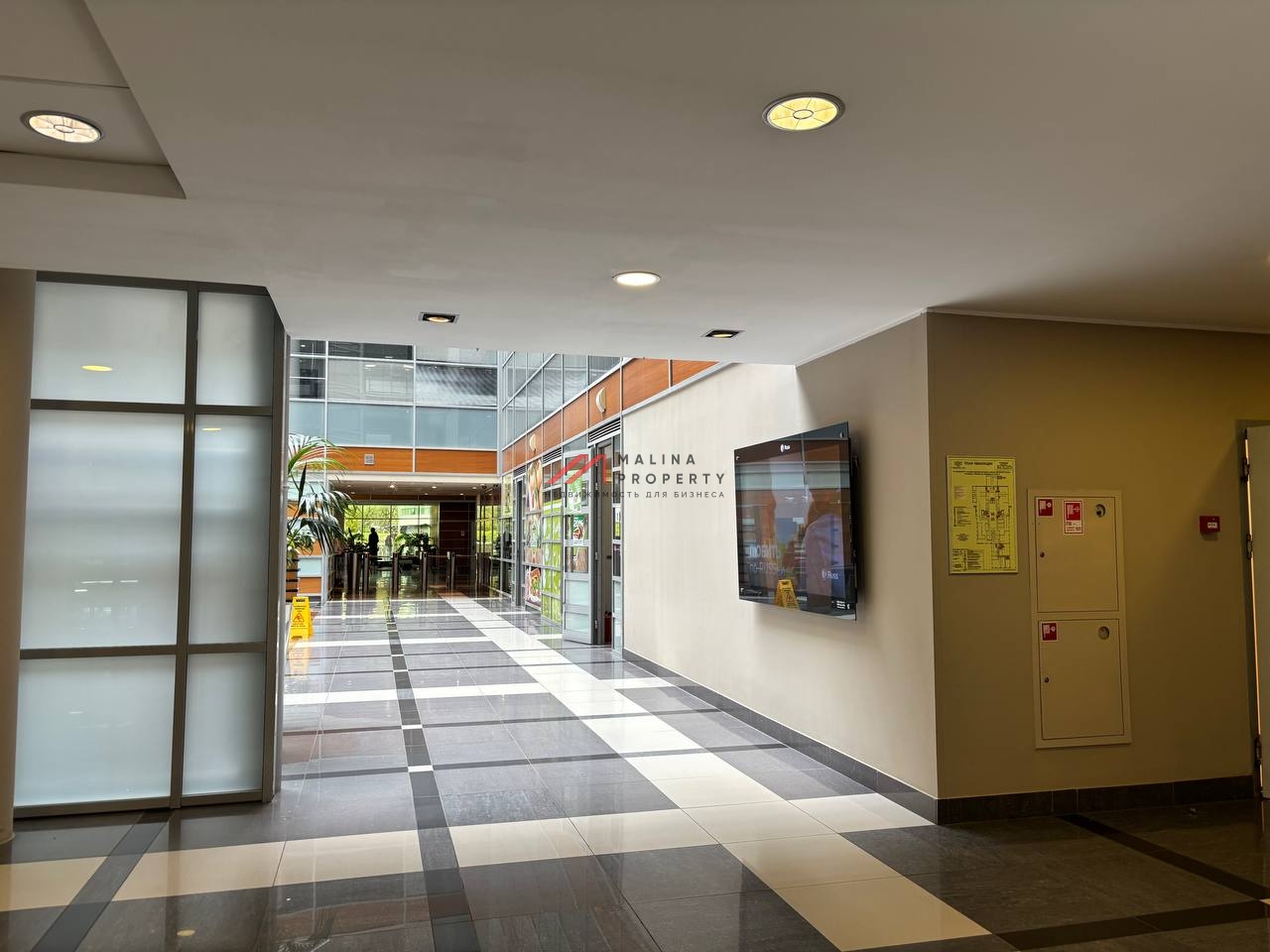 Продажа торгового помещения с арендатором в БЦ "Барклай плаза"