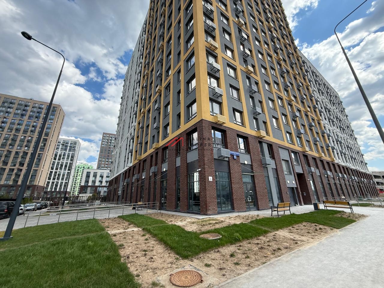 Продажа углового торгового помещения в ЖК Лучи-2