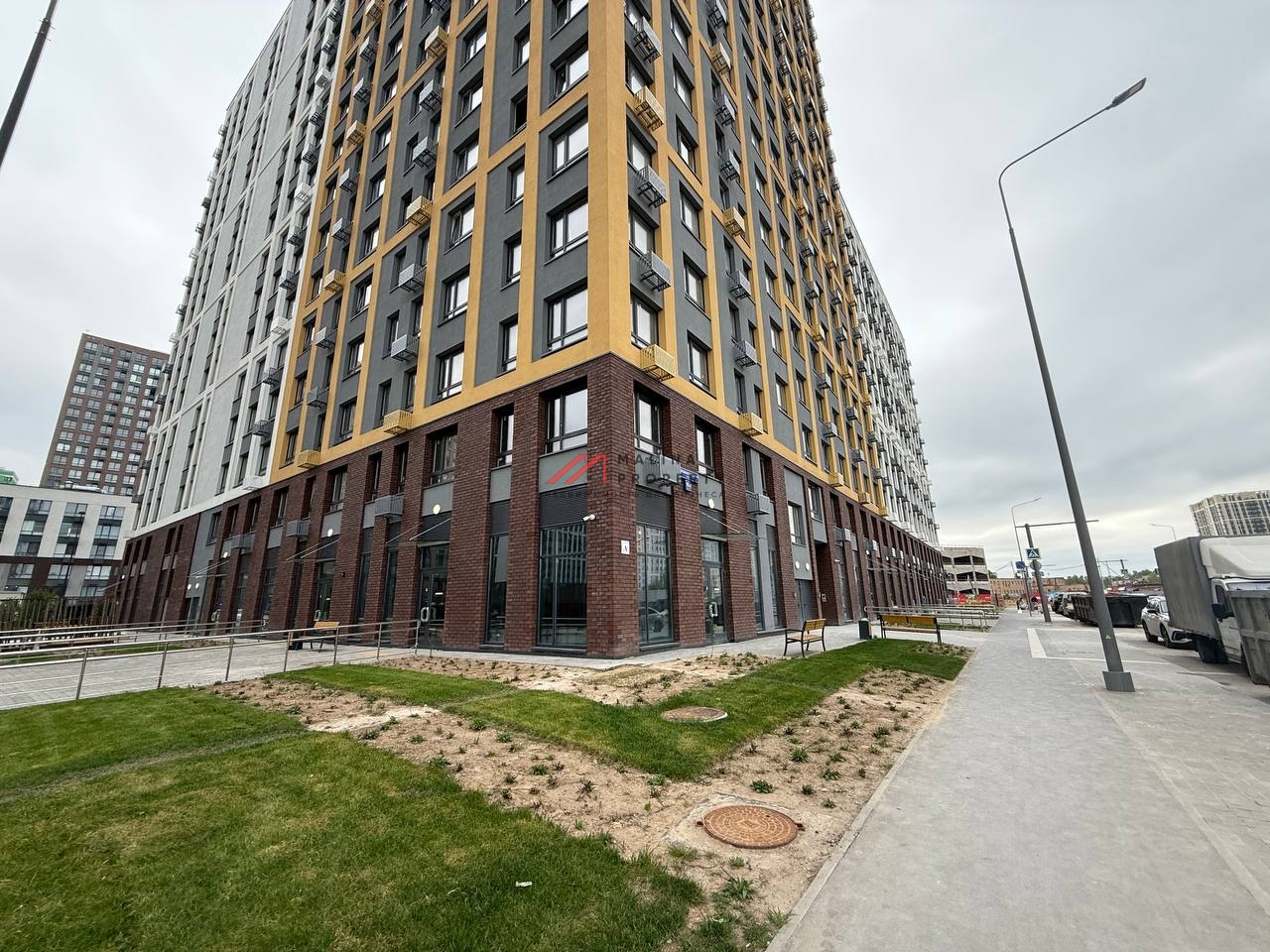 Продажа углового торгового помещения в ЖК Лучи-2