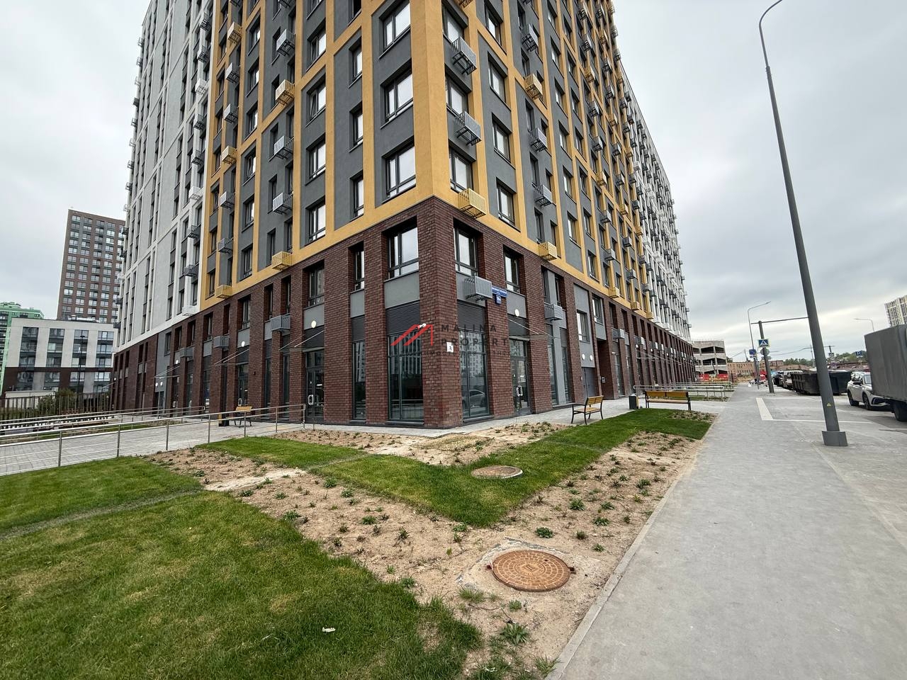 Продажа углового торгового помещения в ЖК Лучи-2