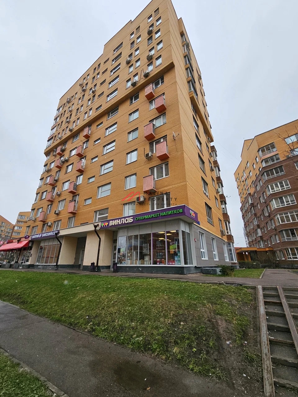 Продажа торгового помещения с арендатором Винлаб 