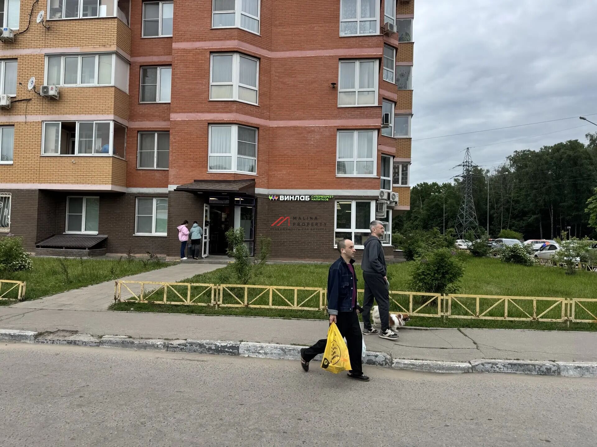 Продажа углового помещения с магазином Винлаб