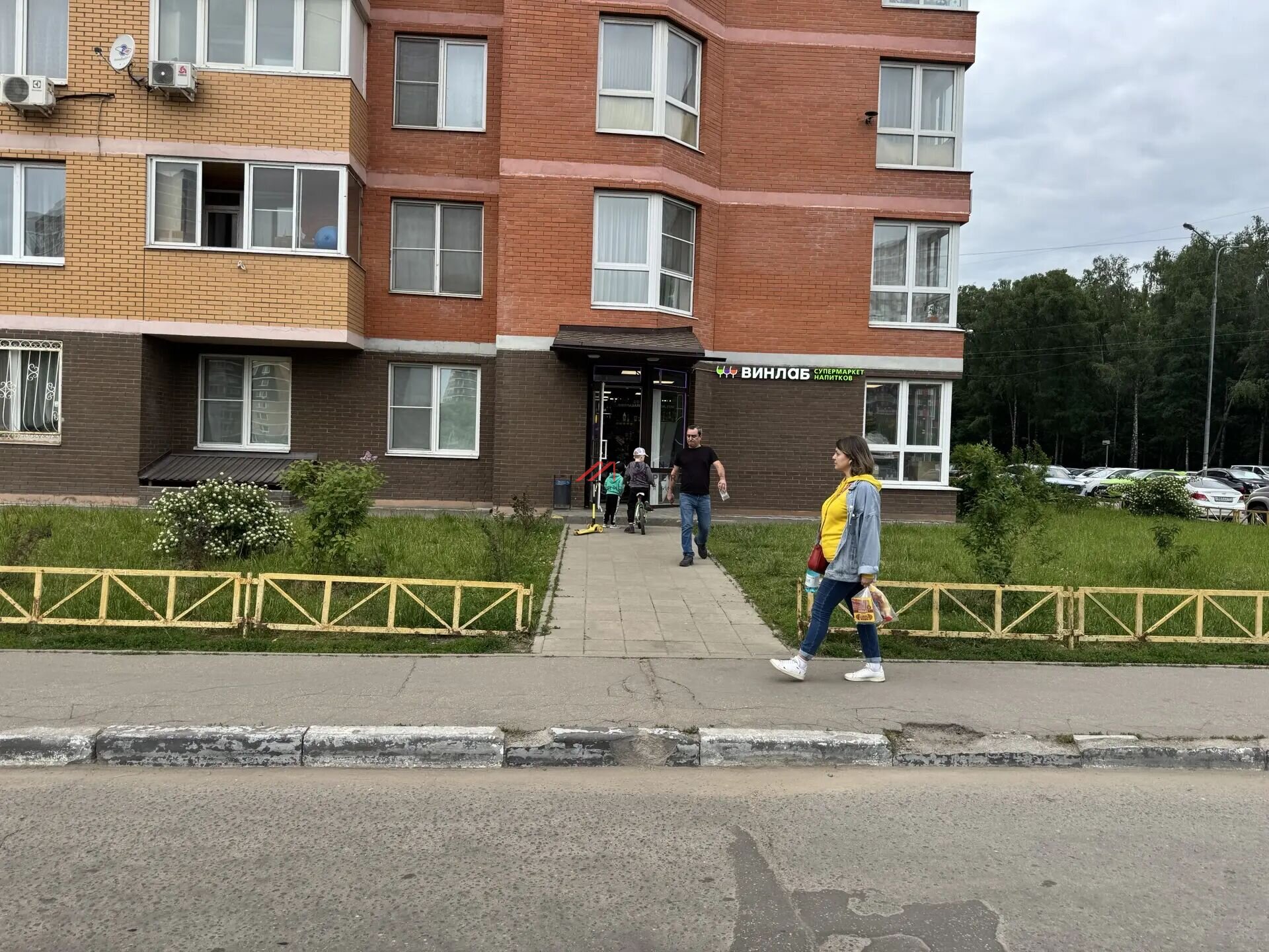 Продажа углового помещения с магазином Винлаб