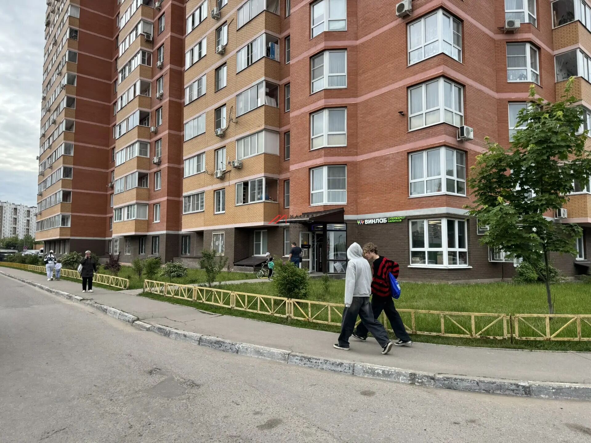 Продажа углового помещения с магазином Винлаб