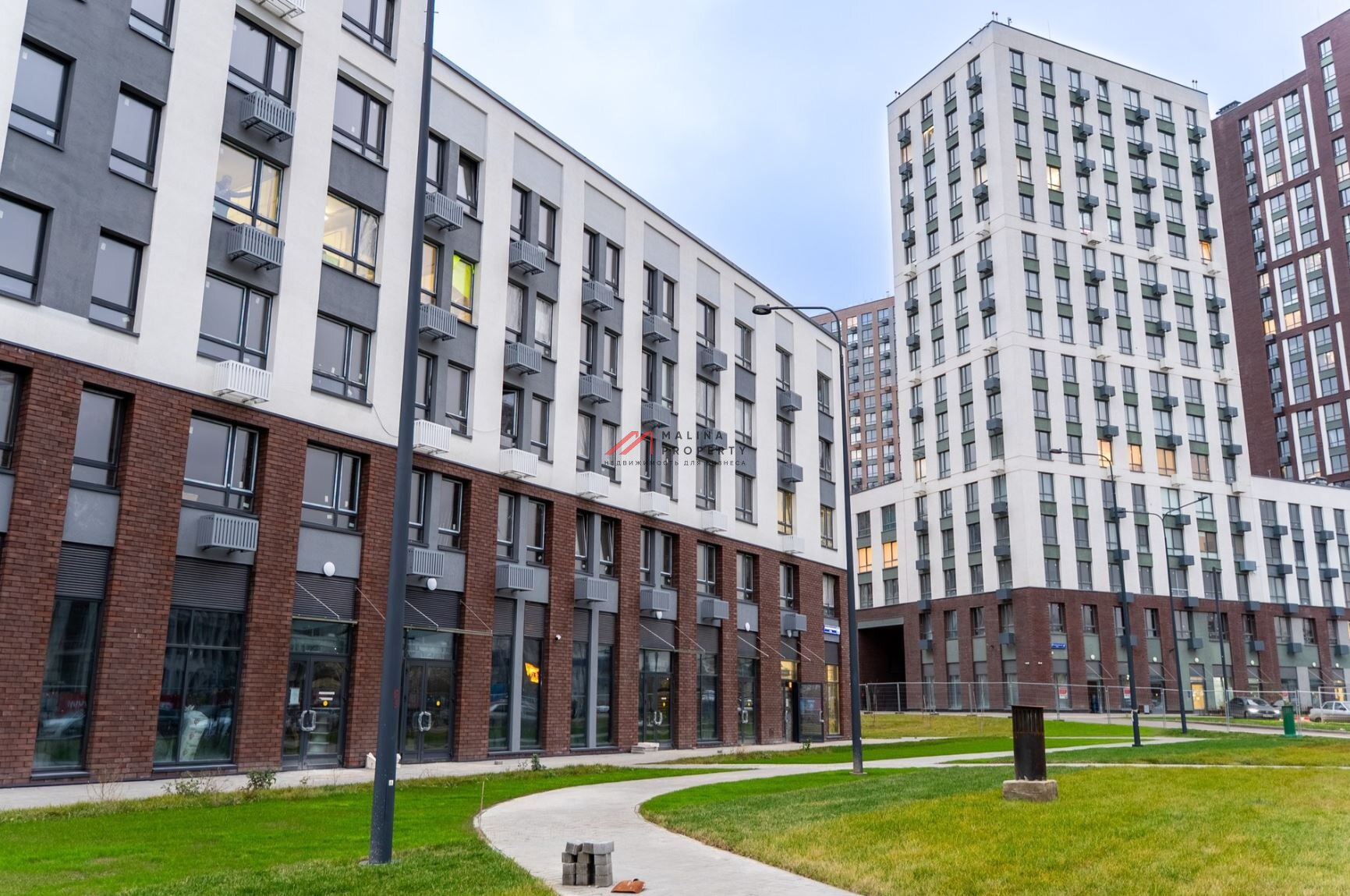 Продажа помещения с арендатором "Строймаг" в ЖК Лучи