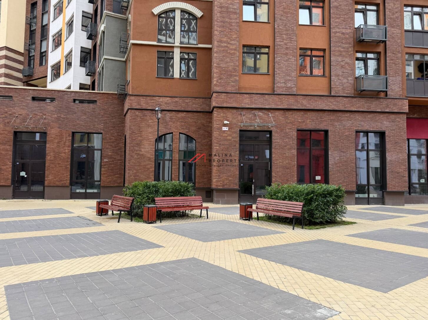 Продажа торгового помещения в ЖК "Римский"