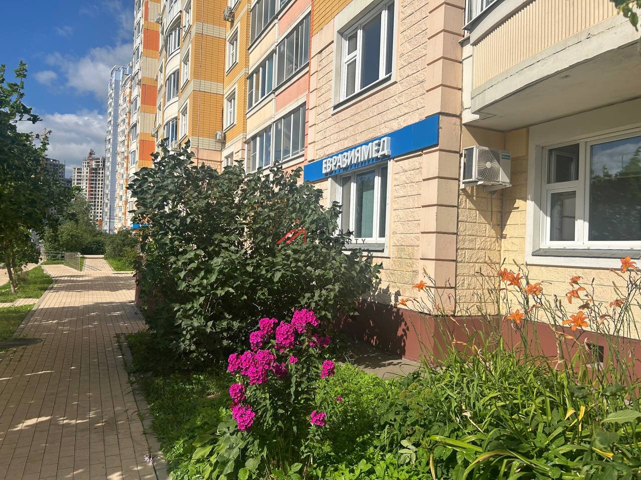 Продажа помещения под клинику на Александры Монаховой