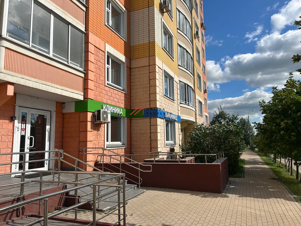Продажа помещения под клинику на Александры Монаховой