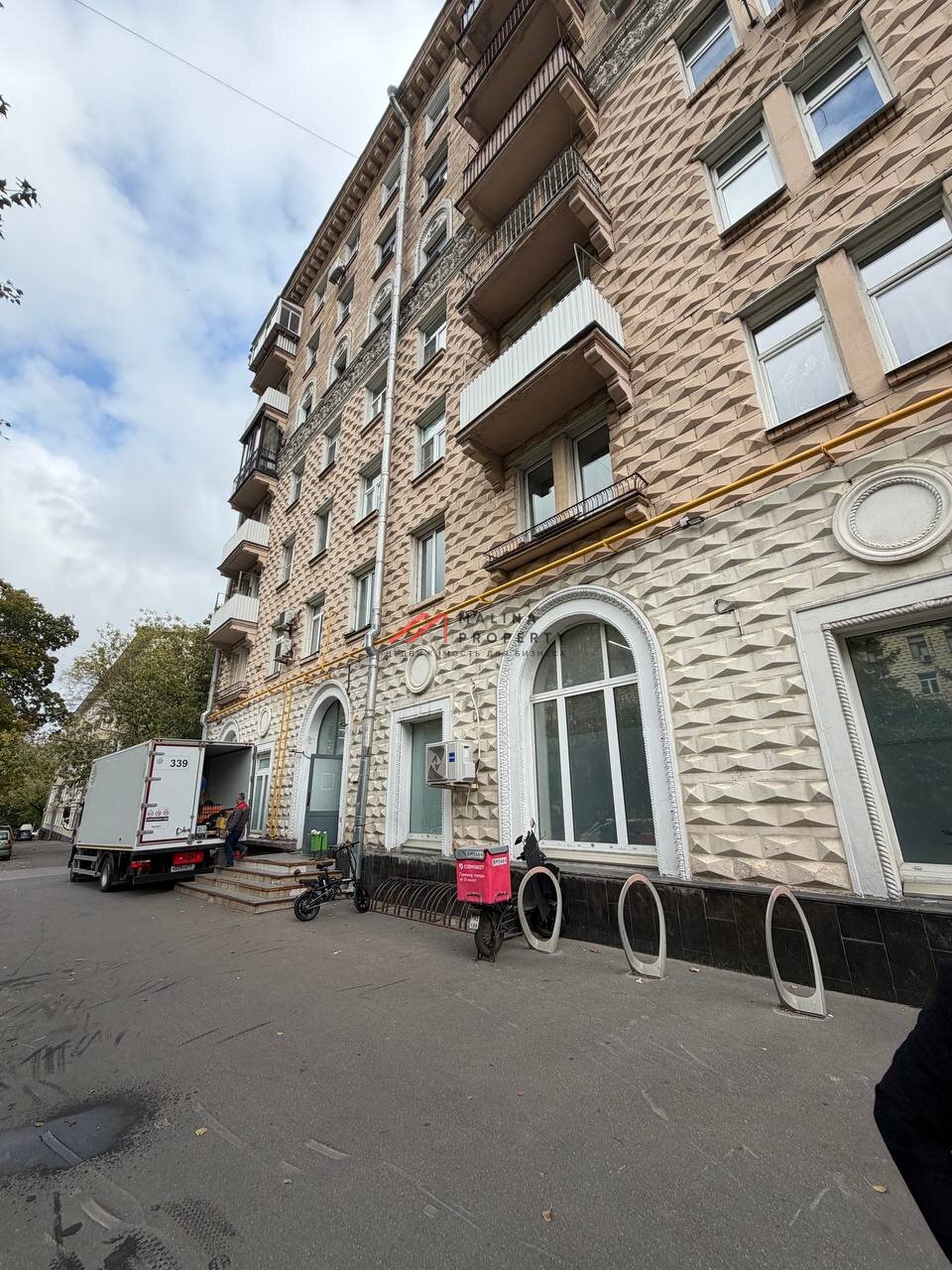 Продажа помещения с арендаторами на Октябрьском поле