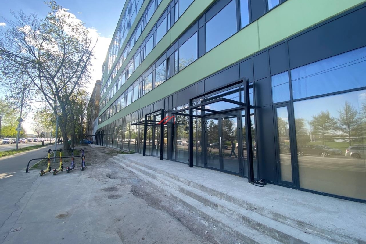 Продажа торгового помещения в административном здании