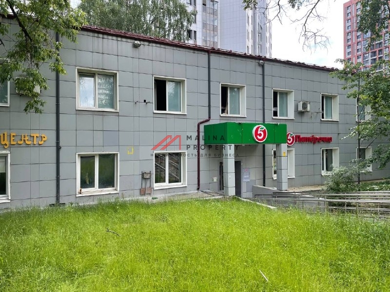 Торговое здание с супермаркетом Пятёрочка