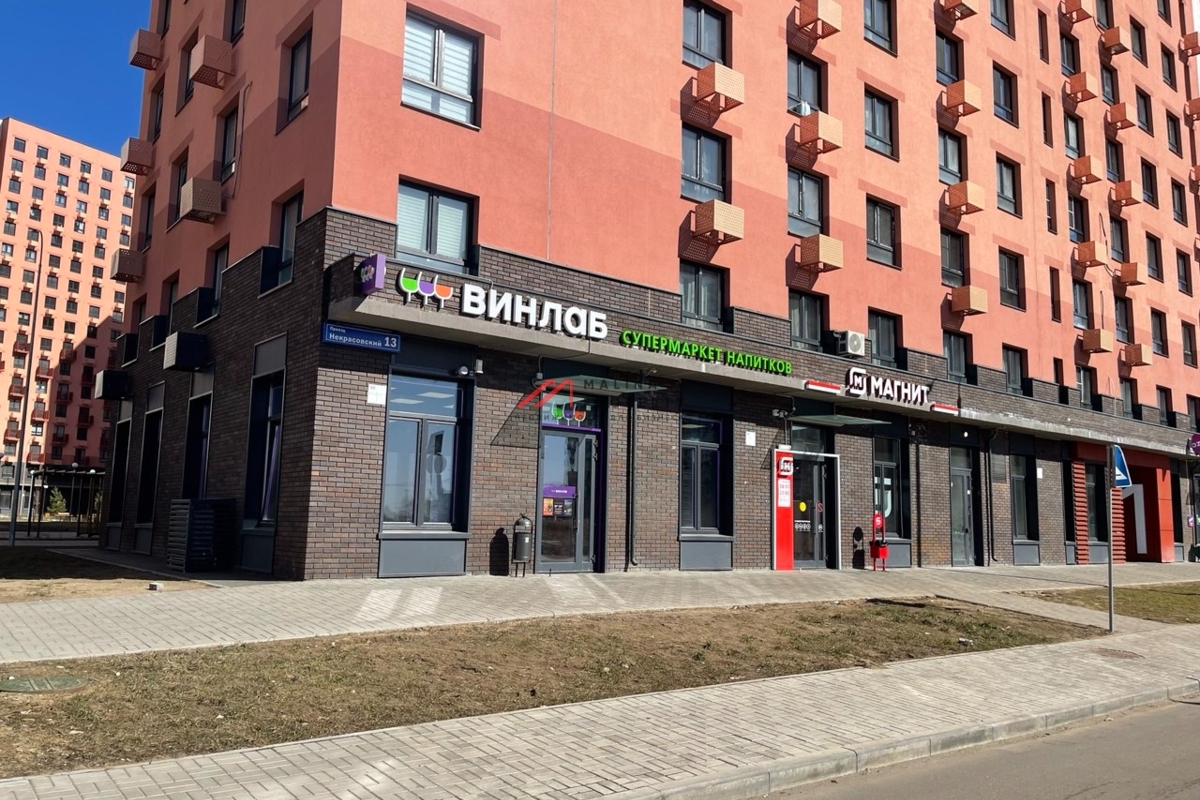 Продажа торгового помещения с арендатором "Винлаб" 