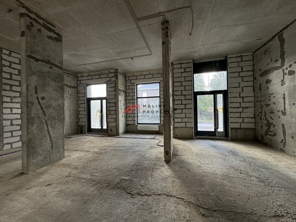 Продажа торгового помещения в жилом комплексе 8 Клёнов