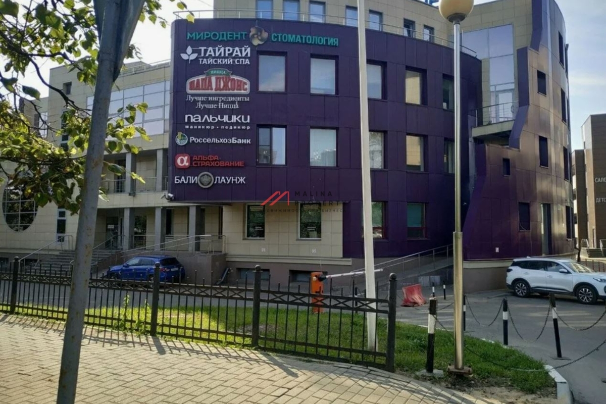 Продажа торгового помещения с арендаторами в Бизнес центре