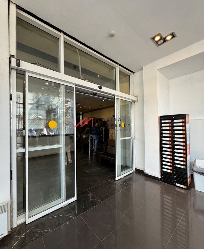 Продажа помещения с арендаторами в бизнec-центре "Виктopия плазa"