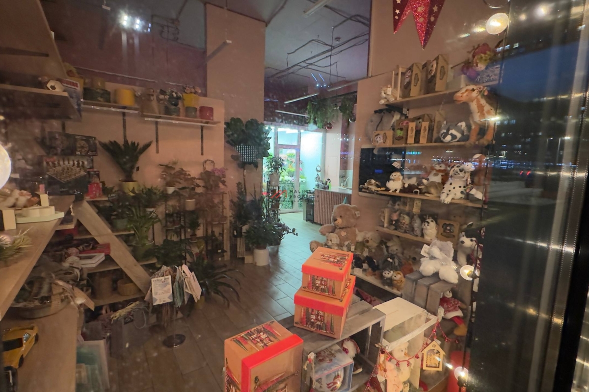 Продажа помещения с арендатором Цветы