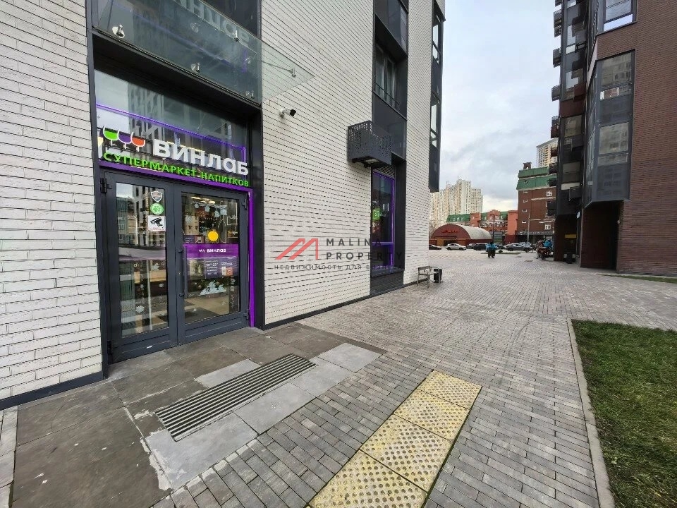 Продажа торгового помещения с арендатором "Винлаб" 