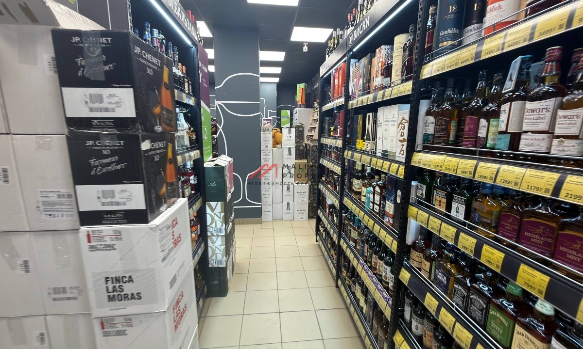 Продажа торгового помещения с арендатором "Винлаб" 