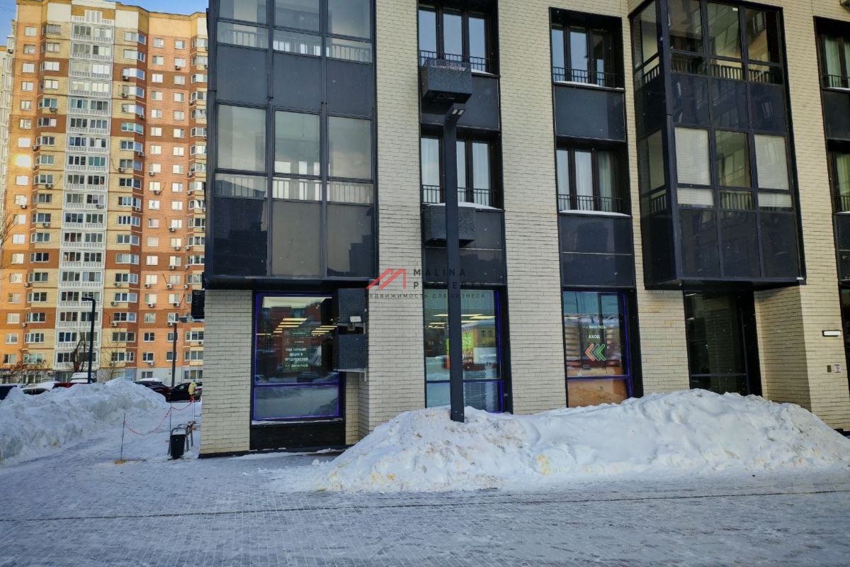 Продажа торгового помещения с арендатором "Винлаб" 