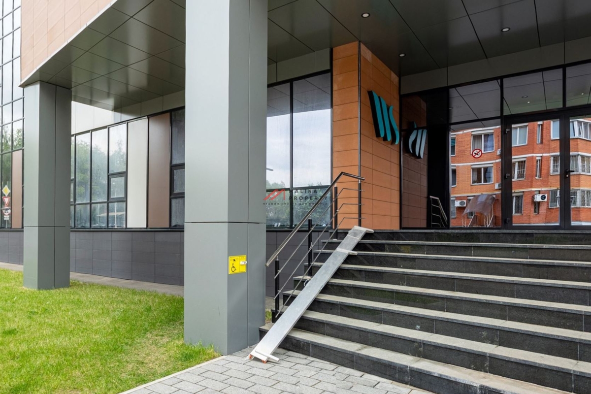 Продажа торгового помещения с арендаторами в БЦ "WeStar"