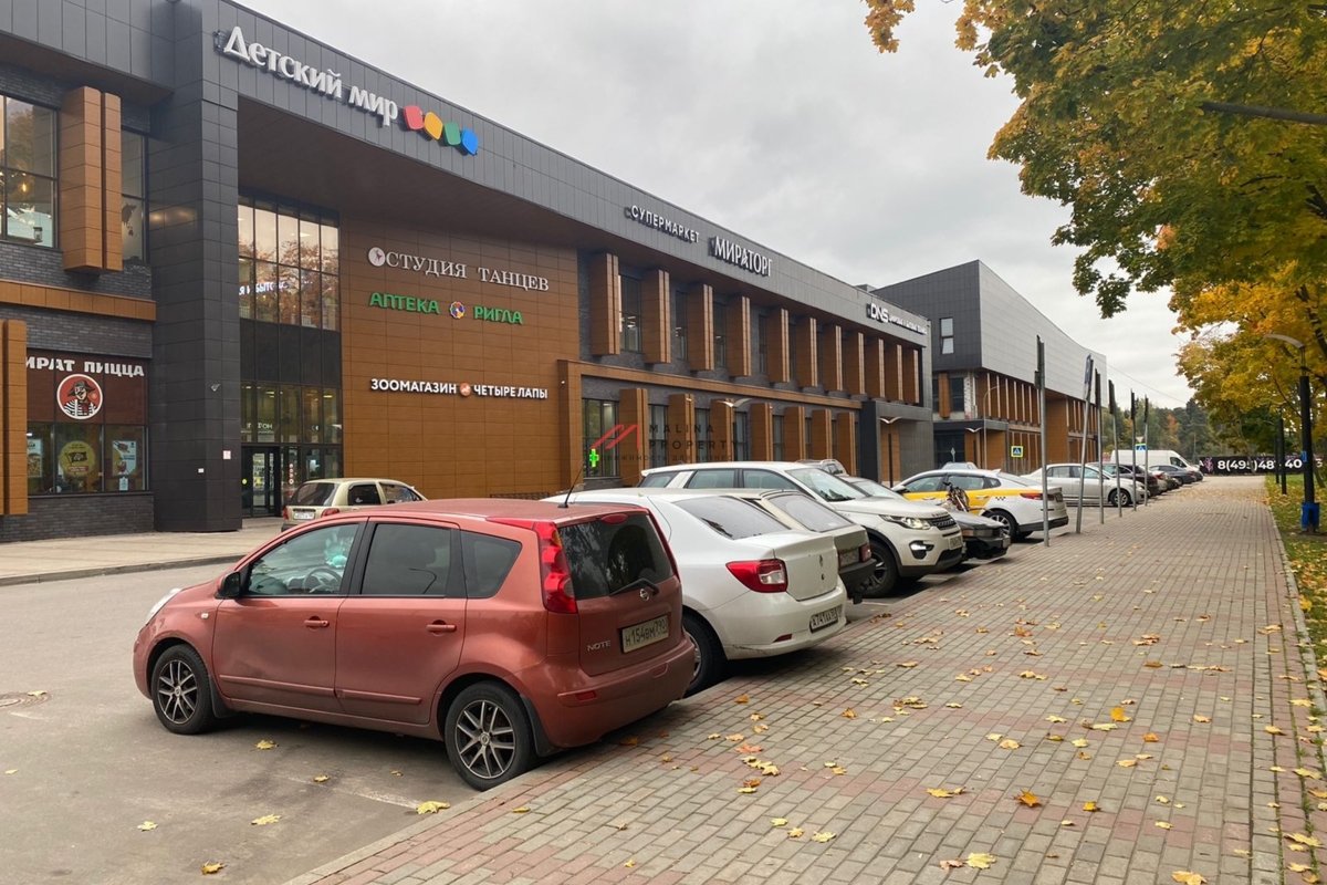 Продажа двух торгово-офисных центров в поселке "Малаховское озеро" 