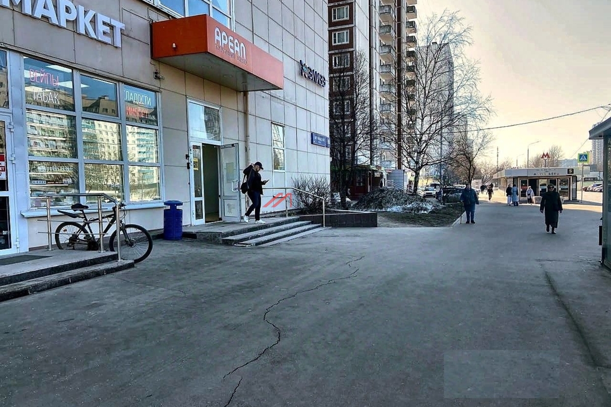 Продажа помещения с арендаторами в ТЦ "Ареал" 