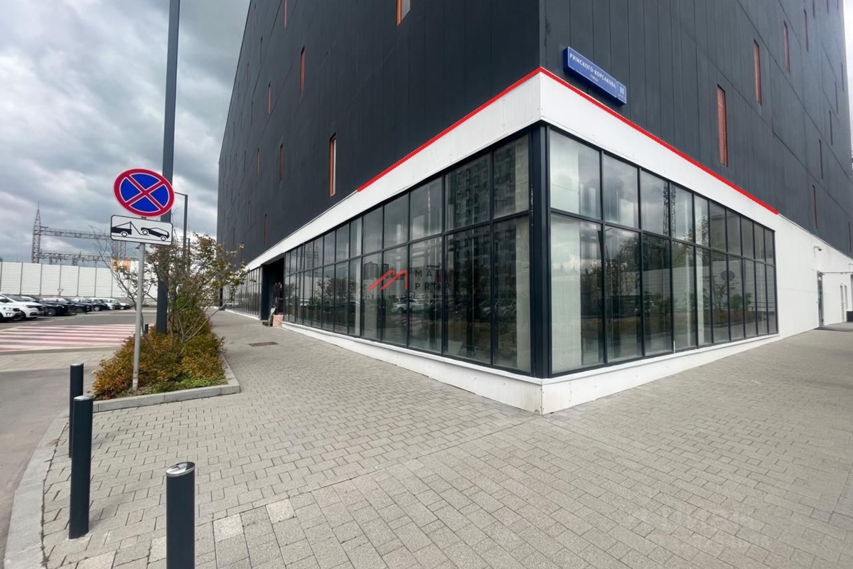 Аренда торгового помещения в здании паркинга 